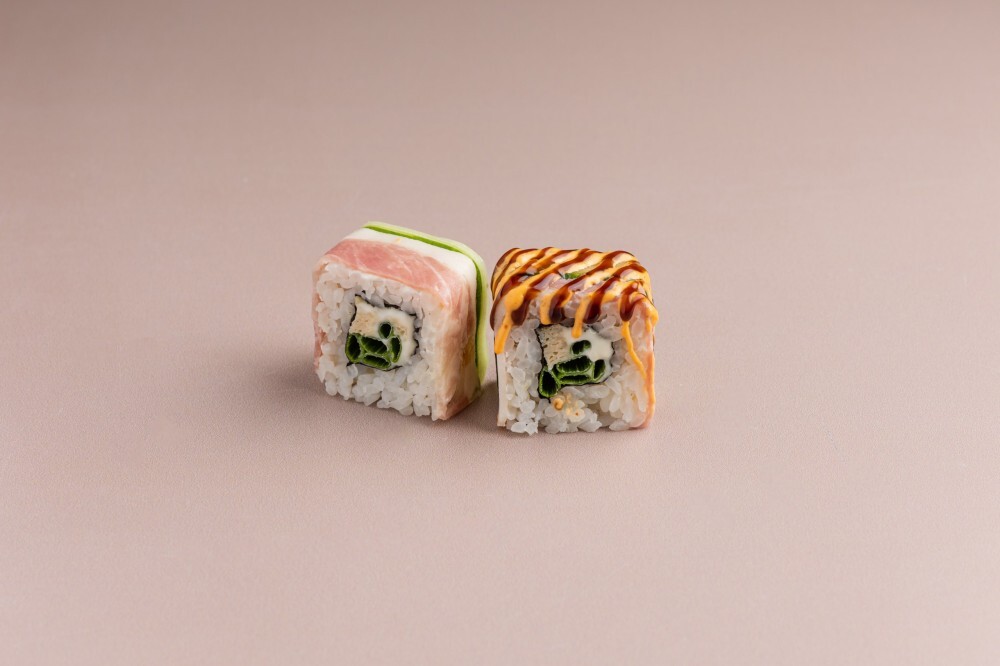 Ролл с беконом и огурцом