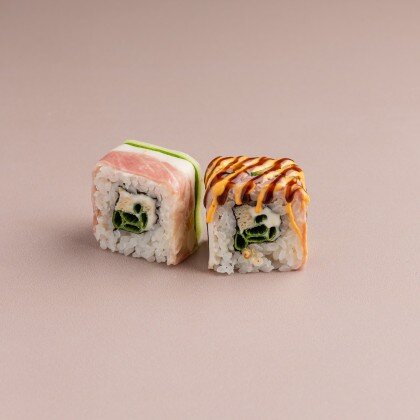 Ролл с беконом и огурцом