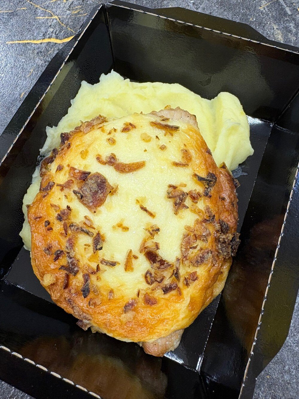 Свиная отбивная под сырной шапочкой с луком фри и пюре