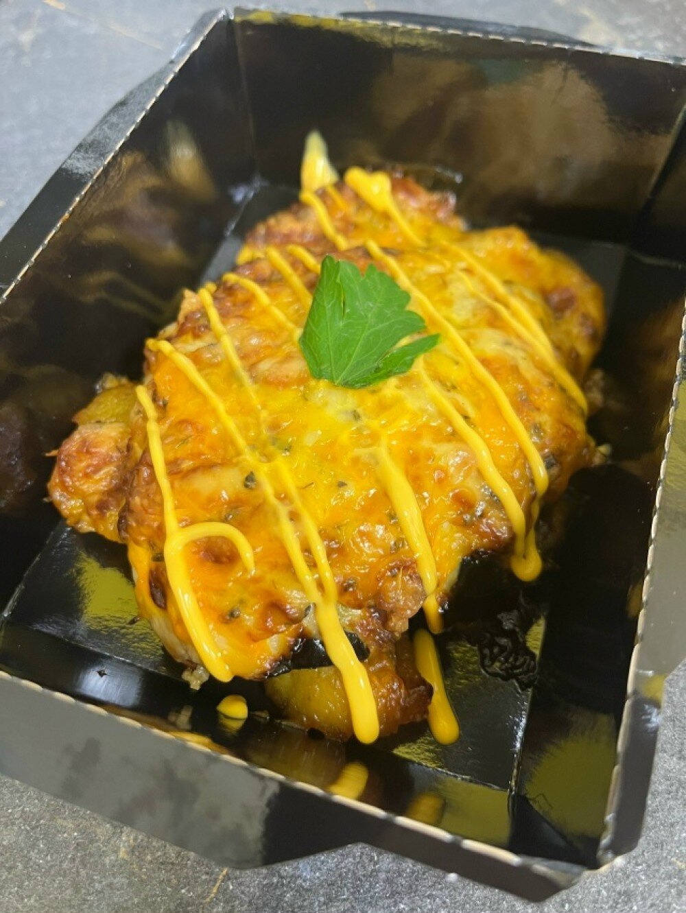 Запеченное куриное филе с прованскими травами с печеным картофелем под сырным соусом