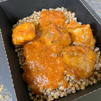 Томленная свинина с черносливом с гречей