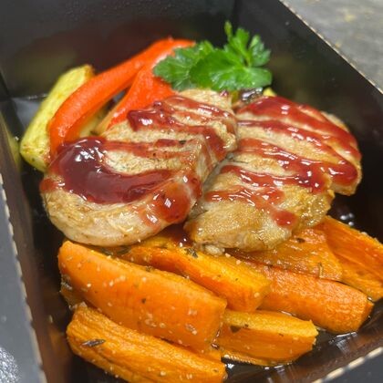 Медальоны из свинины в брусничном соусе с овощами