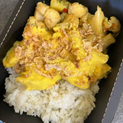 Курица карри с рисом и цветной капустой