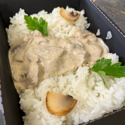 Куриная печень по-строгановски с рисом