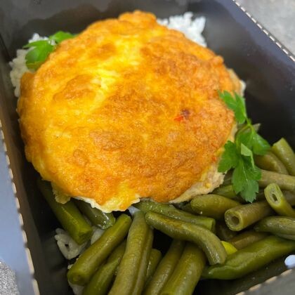 Запеченная свинина под сырной шапочкой с паприкой с рисом