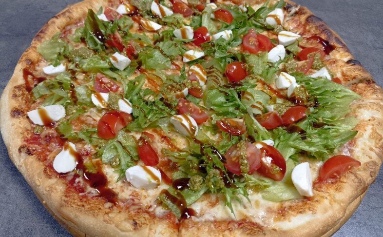 Капрезе с сочной курочкой и соусом песто