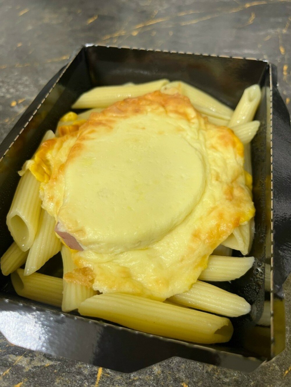 Куриная грудка под сырной шапочкой с макаронами