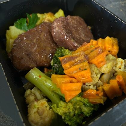 Медальоны из свинины с печеным картофелем и овощами