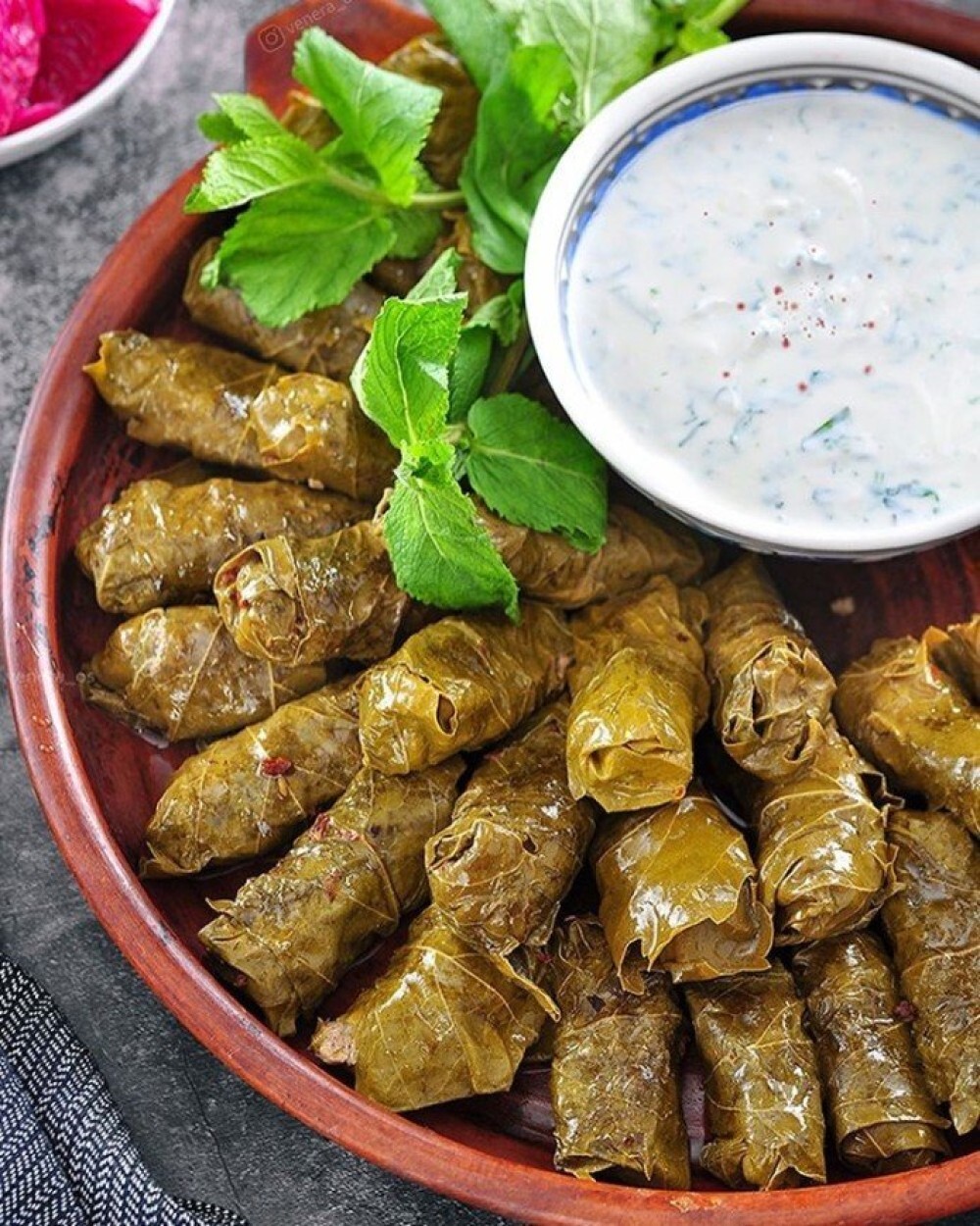 Долма из свинины-говядины с соусом