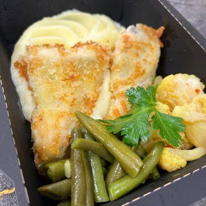 Судак в сырной панировке с пюре и овощами