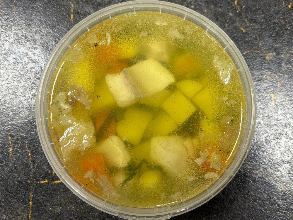 Уха из речного судака и копченого сома (содержит укроп)