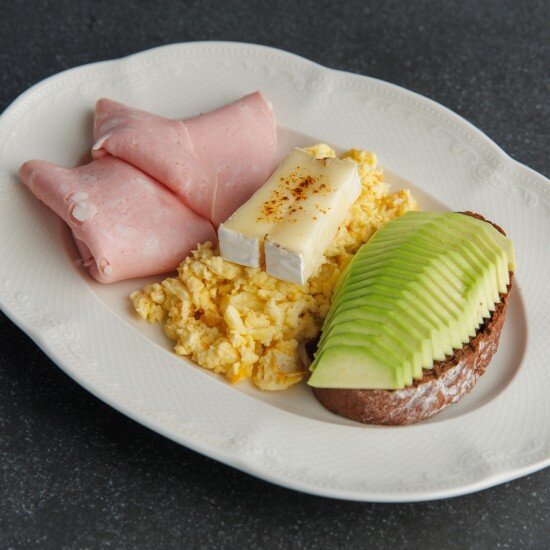 Скрембл из яйиц с тостом из темного хлеба и мортаделлой