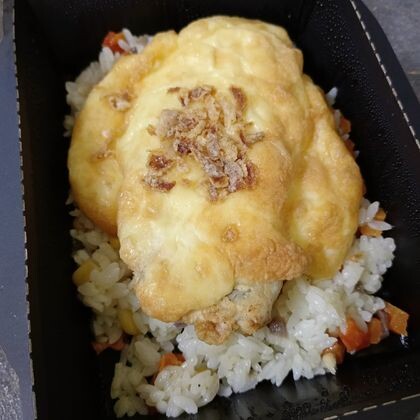 Треска под сырной шапочкой с луком фри с рисом и овощами