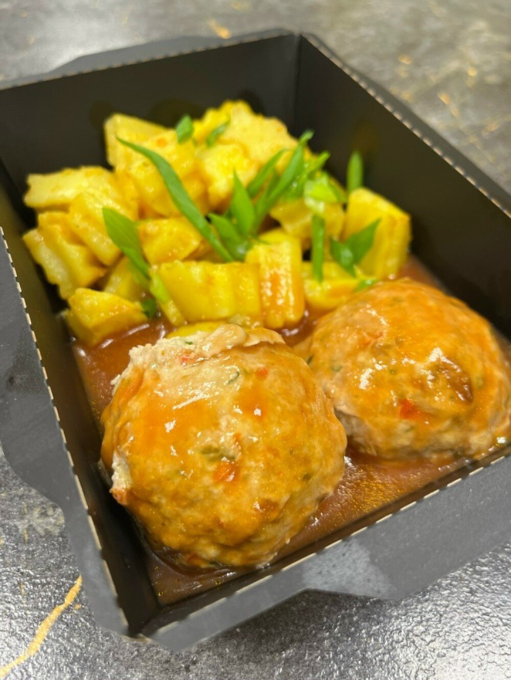 Мясные тефтели с черри с печеным картофелем