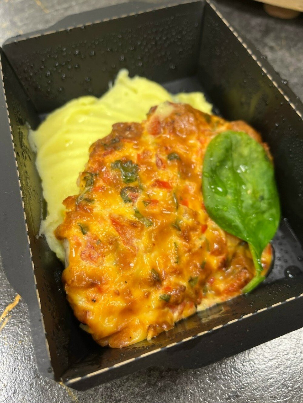 Отбивная из свинины под овощной шапочкой с пюре