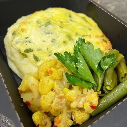 Судак запеченный под сырной шапочкой с пюре и овощами