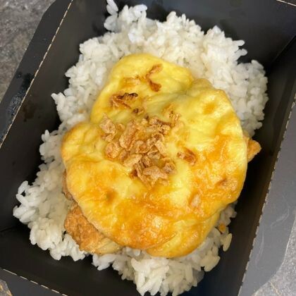 Треска под сырной шапочкой с луком фри и рисом