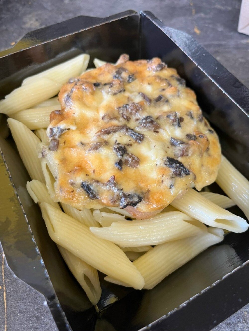 Запеченная свинина под грибной шапкой с макаронами