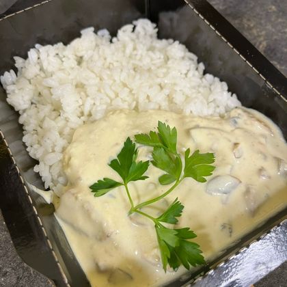 Свинина с грибами в сливочном соусе с рисом