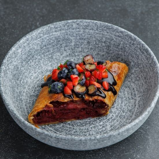 Штрудель с вишней и топпингом