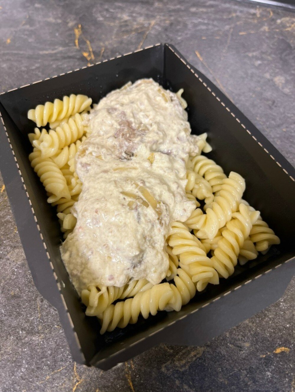 Куриная печень в сливочном соусе с макаронами