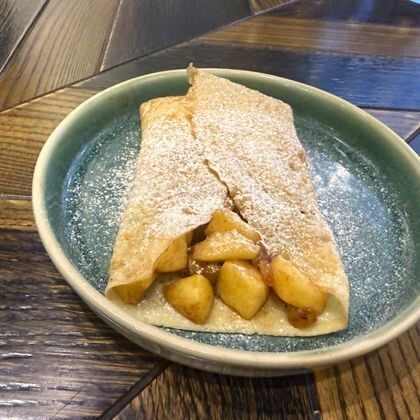 Блины с яблоком и корицей