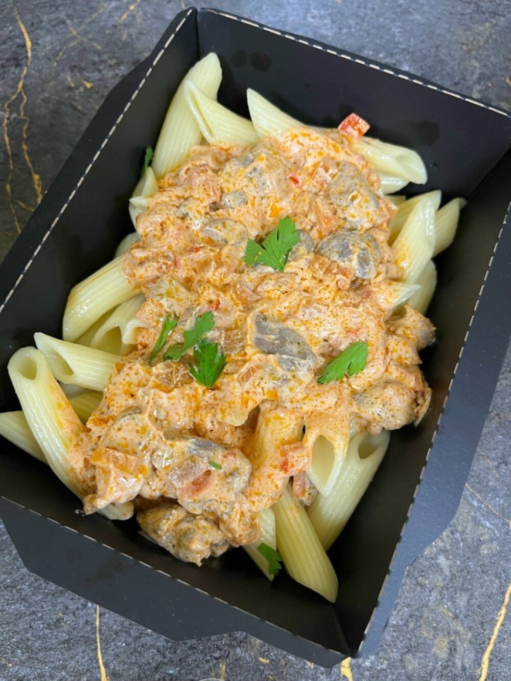 Сердечки в сметанно- томатном соусе с макаронами