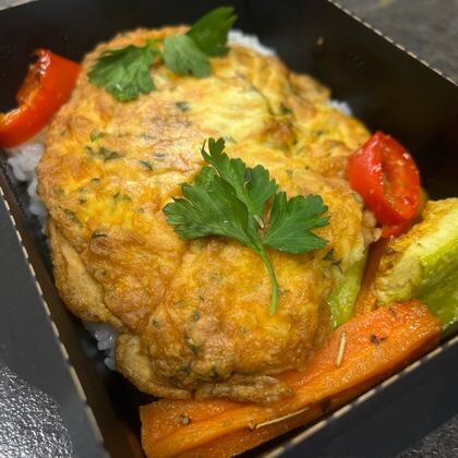 Запеченный судак с рисом и печеными овощами