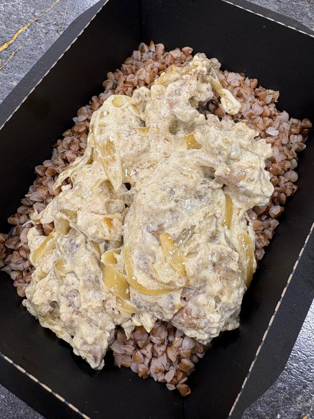 Куриная печень в сметанном  соусе с гречей