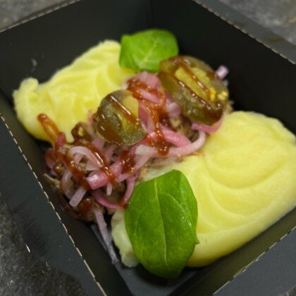 Рваная свинина в соусе барбекю с картофельным пюре