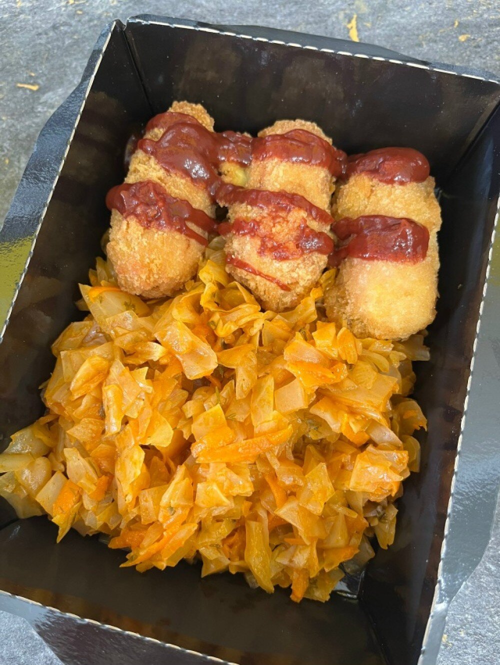 Сосиски с тушеной капустой