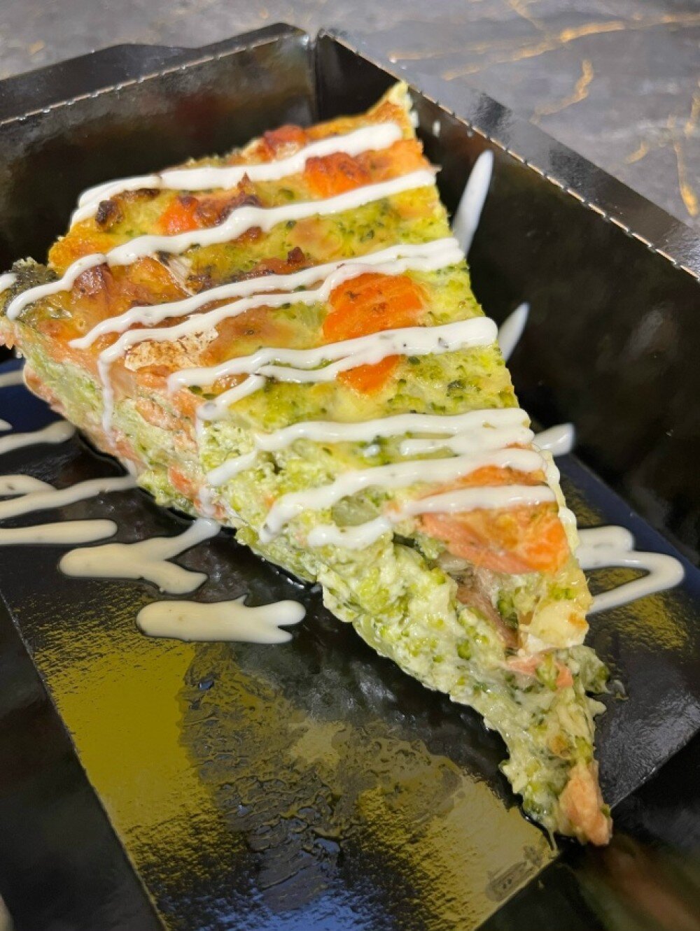 Брокколи с лососем с чесночным соусом