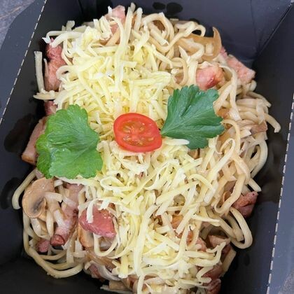 Домашняя лапша с копченой грудинкой,грибами и сыром