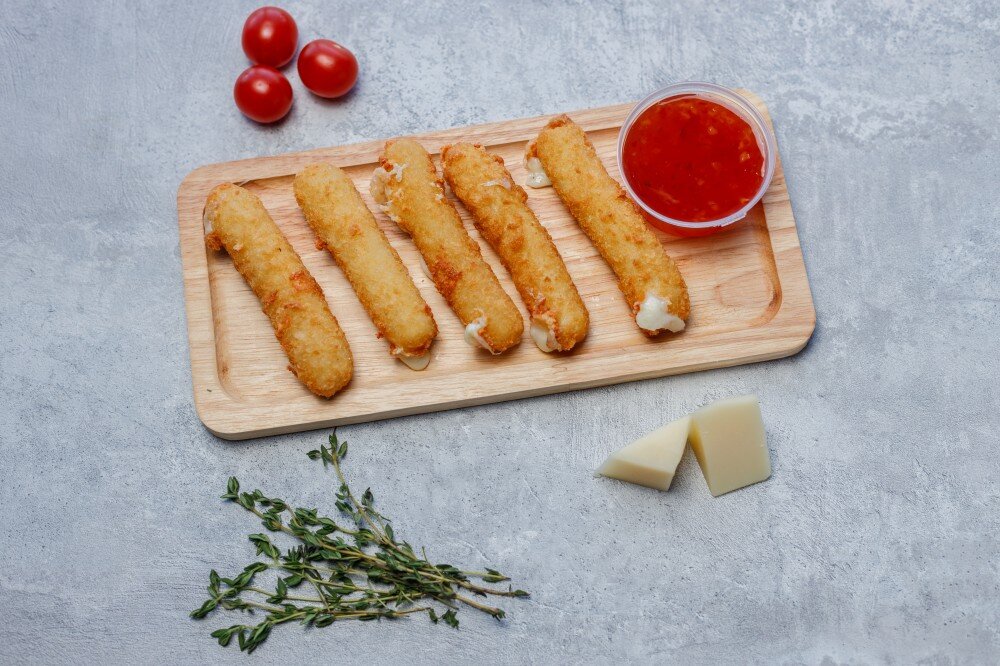 Сырные палочки с соусом свит чили