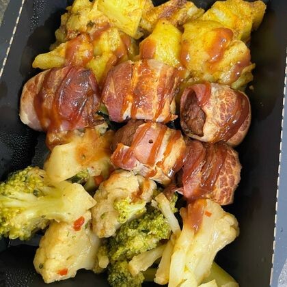 Куриные фрикадельки в беконе с печеным картофелем и овощами