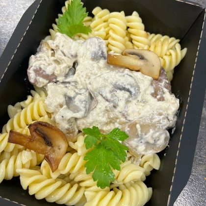 Куриная печень по-строгановски с макаронами