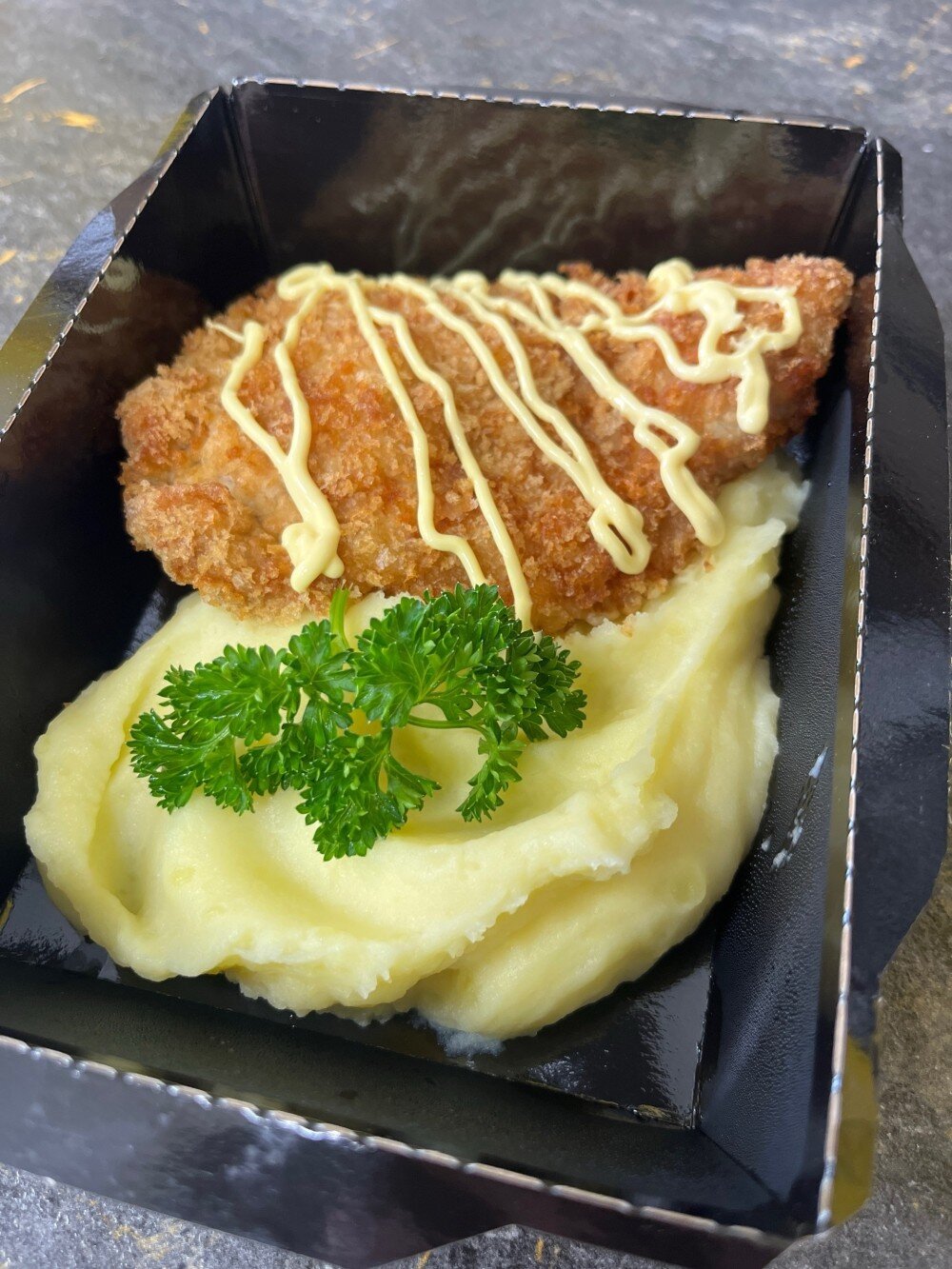 Куриное филе в сырной панировке с сырном соусом и пюре