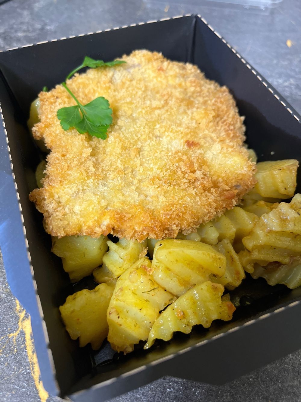 Шницель из свинины с печеным картофелем и брокколи