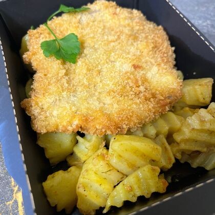 Шницель из свинины с печеным картофелем и брокколи