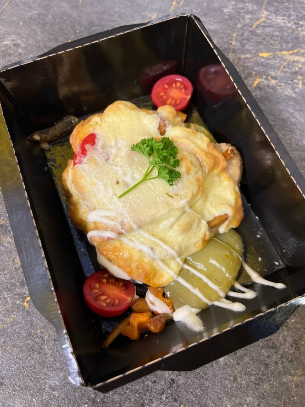 Мясо по-французски с печеными овощами и лесными опятами, со сливочно-кунжутным соусом