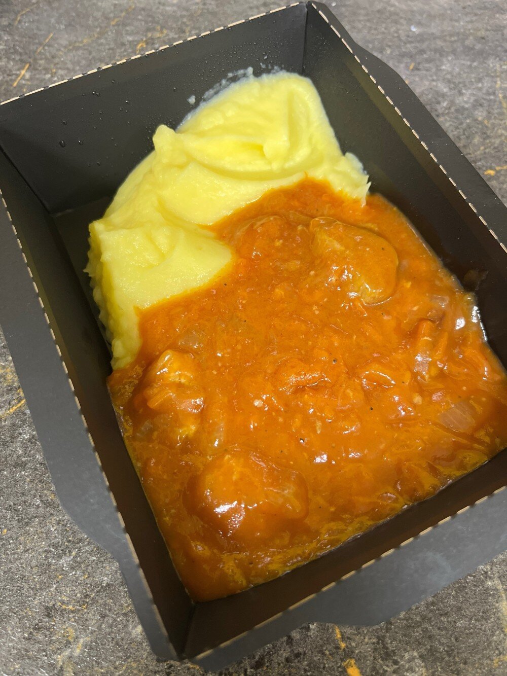 Мясной гуляш с пюре