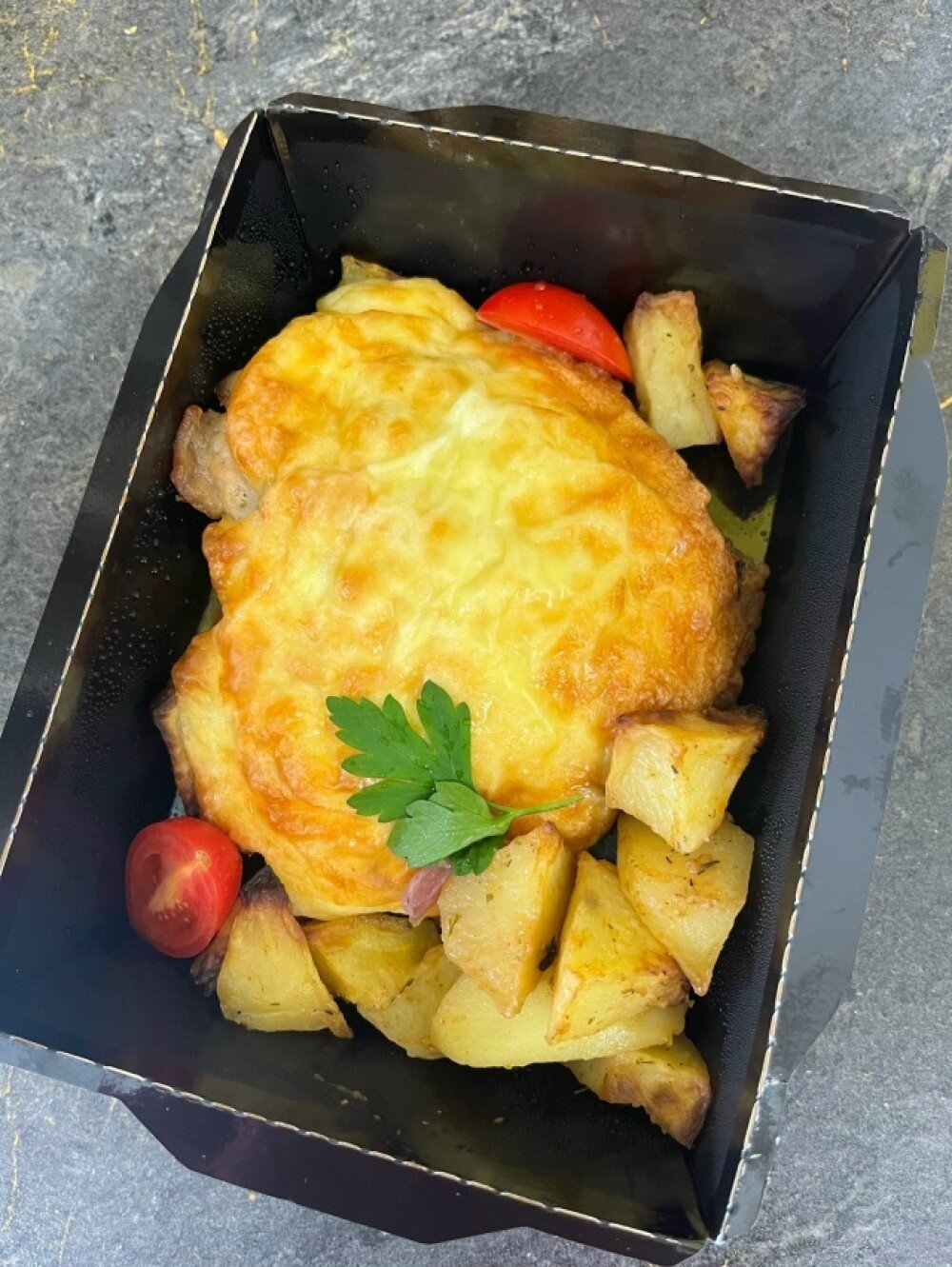 Мясо по-французски с печеным картофелем и лесными опятами под сырной шапкой