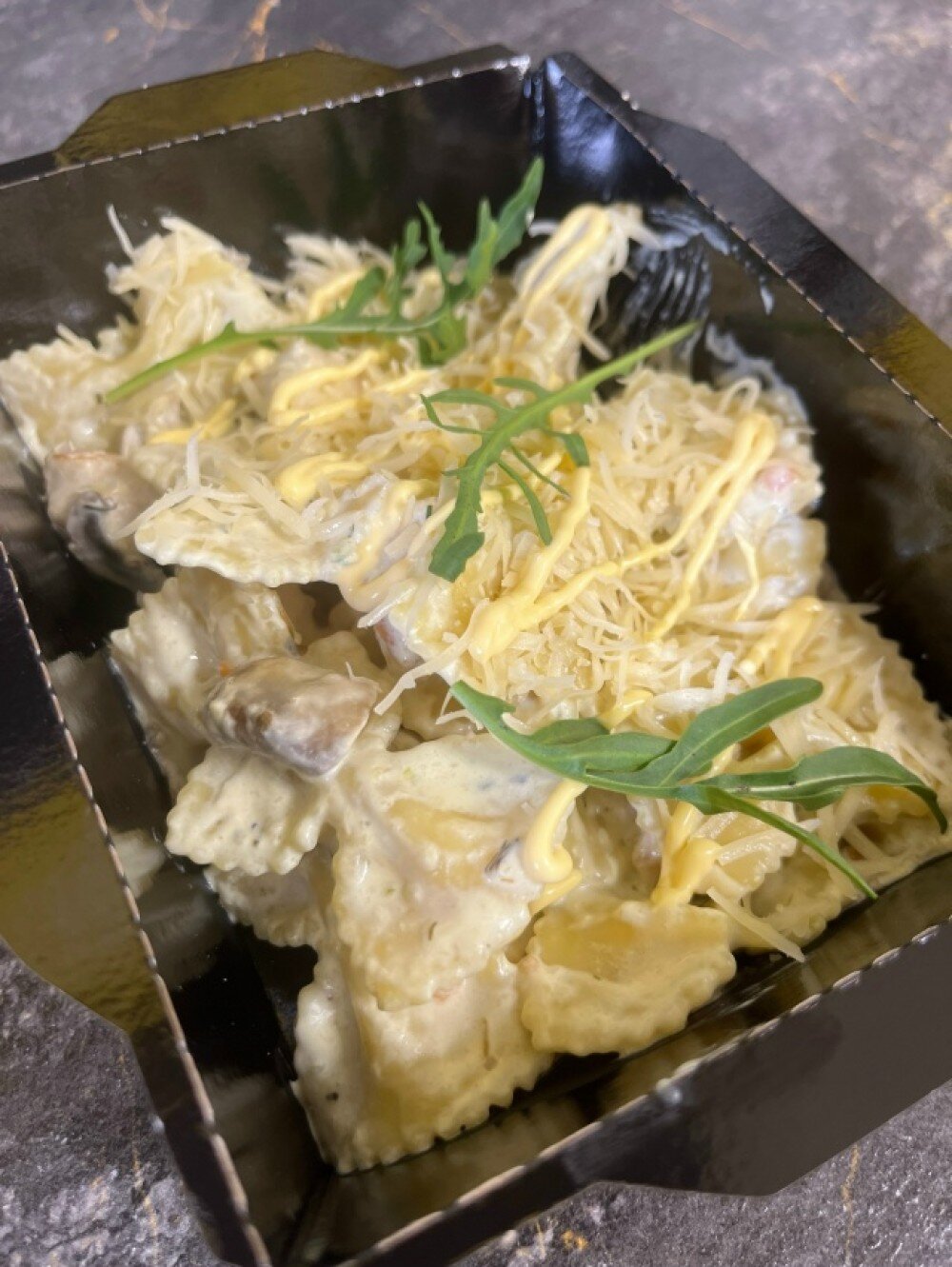 Фарфалле с курицей и грибами в сливочном соусе
