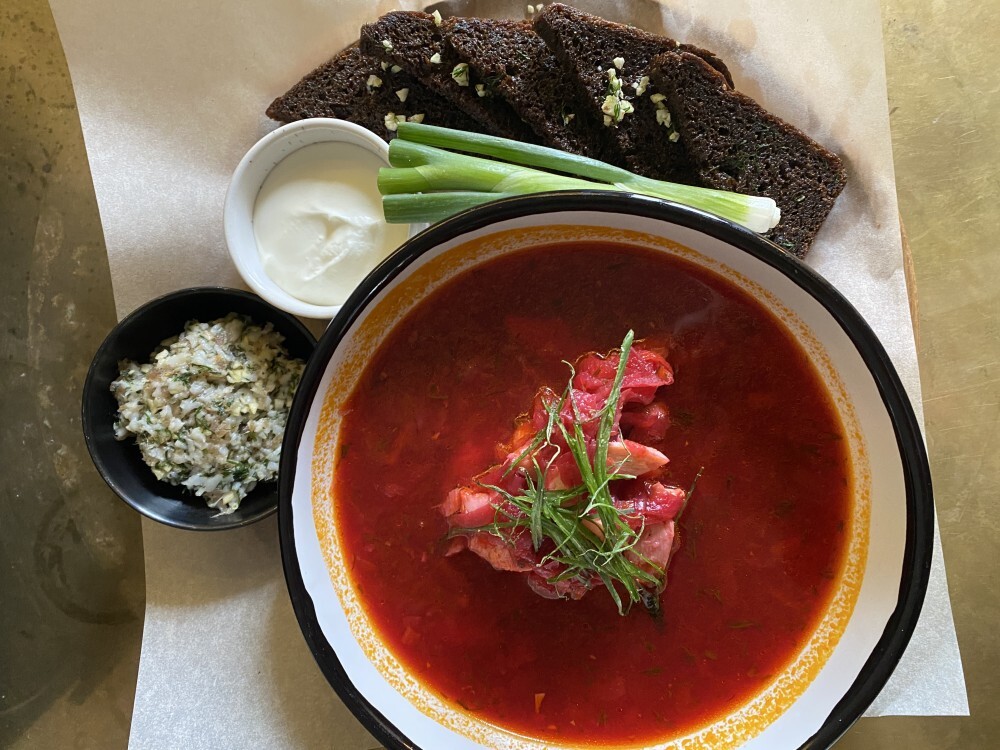 Борщ с сметаной, смальцем сала и
бородинскими гренками