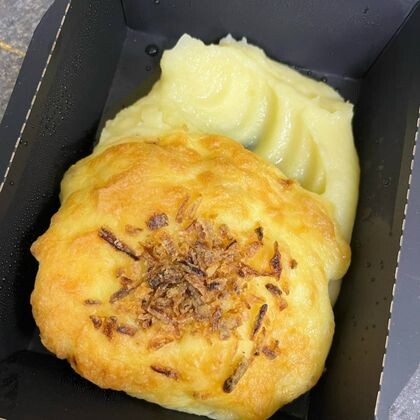 Запеченный судак под сырной шапочкой с луком фри с пюре