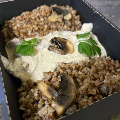 Печень по строгановски с гречей