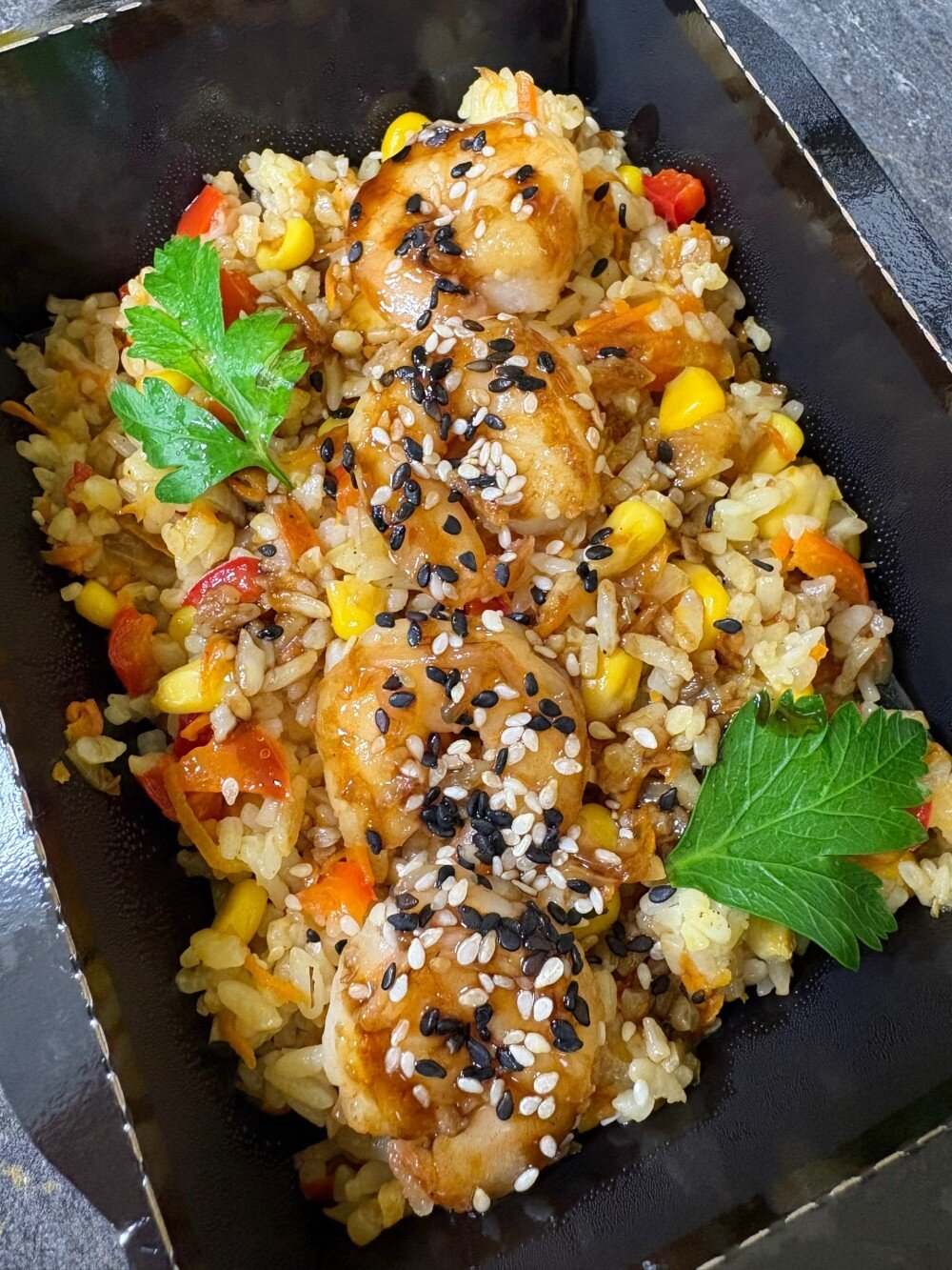 Рис с овощами и креветками и соусом терияки