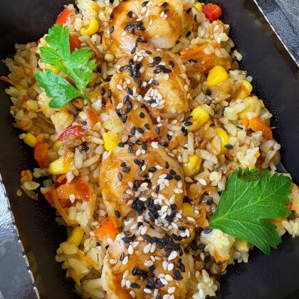 Рис с овощами и креветками и соусом терияки