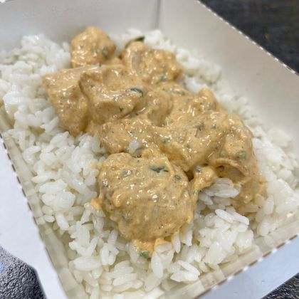 Куриное филе в сливочно -чесночном соусе с рисом