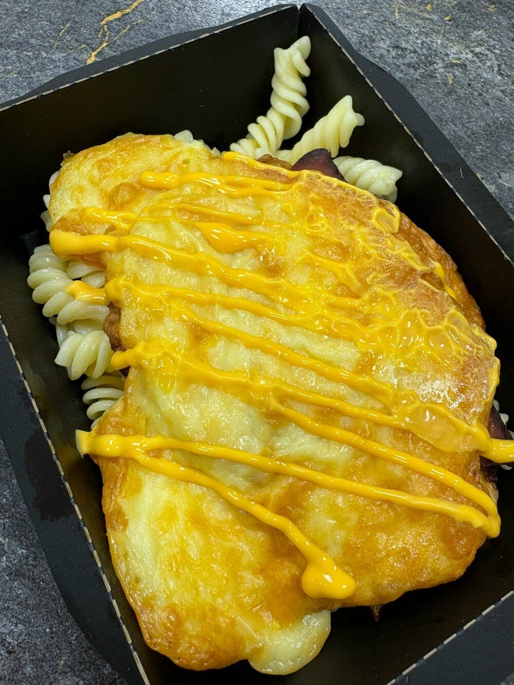 Куриная бризоль под сырной шапочкой с ветчиной с макаронами